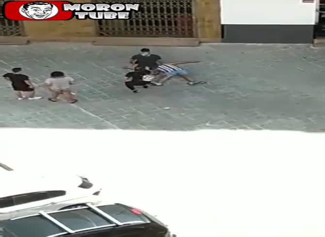 Video :When a street lady gets attacked, her lover responds